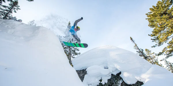 Snowboarder volando en las montañas — Foto de Stock