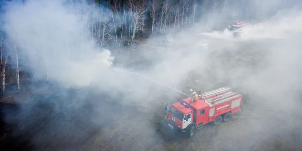 Lucha contra el incendio forestal — Foto de Stock
