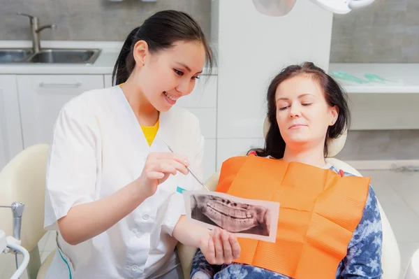 Dentist showing x-ray to a patient — Stock Photo, Image