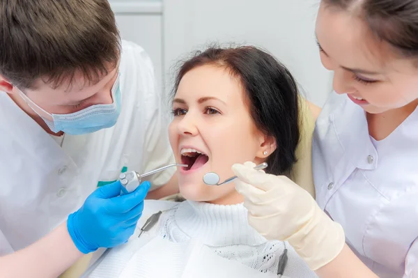 Paziente femminile con bocca aperta — Foto Stock