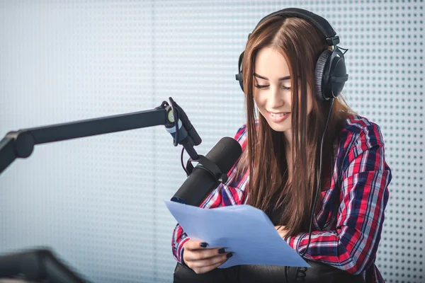 DJ arbetar på radion — Stockfoto