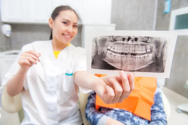 Dentista mirando la imagen de rayos X — Foto de Stock
