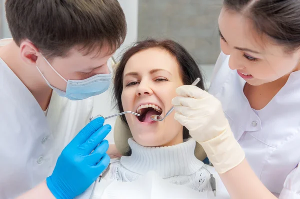 Paziente femminile con bocca aperta — Foto Stock