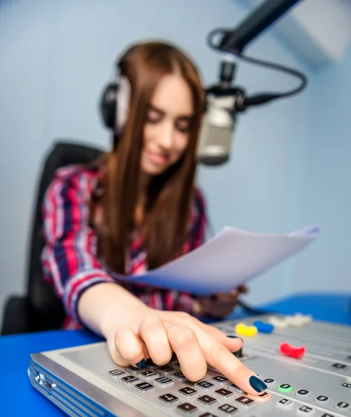 DJ arbetar på radion — Stockfoto