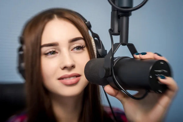 DJ arbetar på radion — Stockfoto