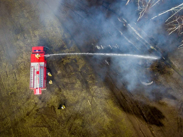 Lucha contra el incendio forestal — Foto de Stock