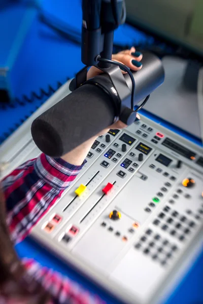 Dj trabalhando no rádio — Fotografia de Stock