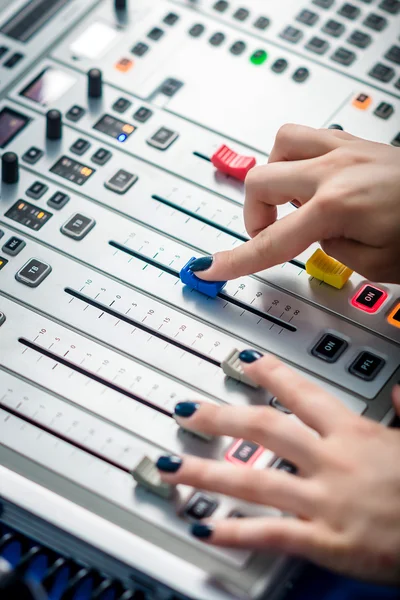 DJ arbetar på radion — Stockfoto