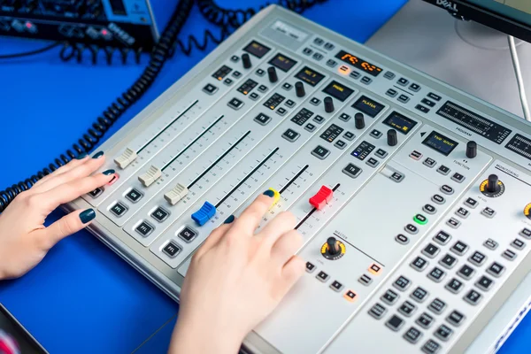 DJ που εργάζονται στο ραδιόφωνο — Φωτογραφία Αρχείου
