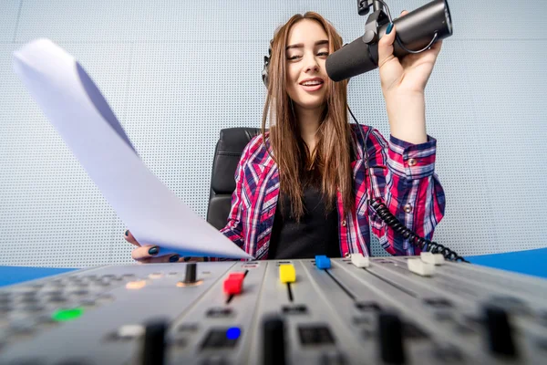 DJ arbetar på radion — Stockfoto