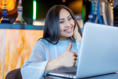 dizüstü bilgisayar kullanan kadın