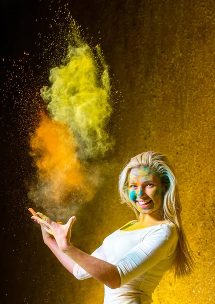 Chica con pinturas holi — Foto de Stock