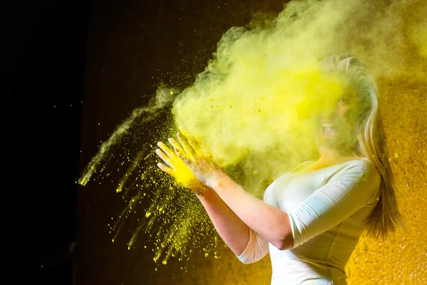 Chica con pinturas holi — Foto de Stock