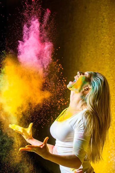 Chica con pinturas holi — Foto de Stock