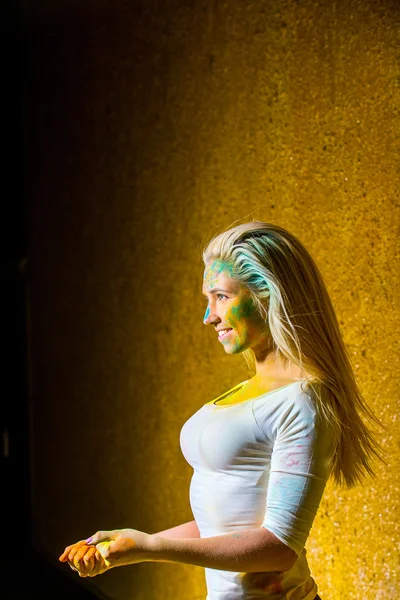 Chica con pinturas holi — Foto de Stock