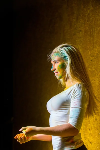 Chica con pinturas holi — Foto de Stock