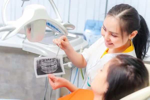 Dentista mostrando rayos X a un paciente —  Fotos de Stock