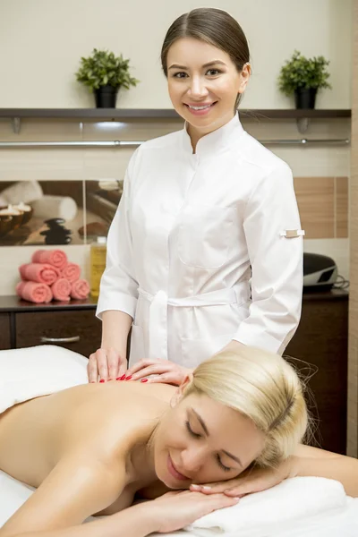 Kobieta w salonie spa tha — Zdjęcie stockowe