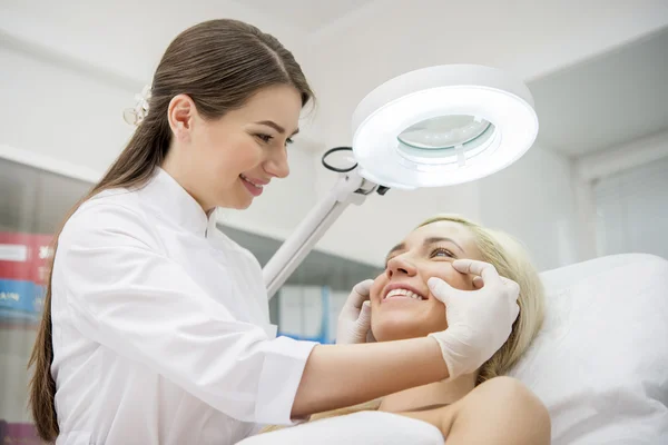 Felice paziente femminile — Foto Stock