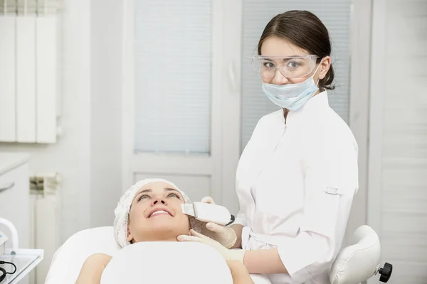 Pelar la cara de pacientes — Foto de Stock