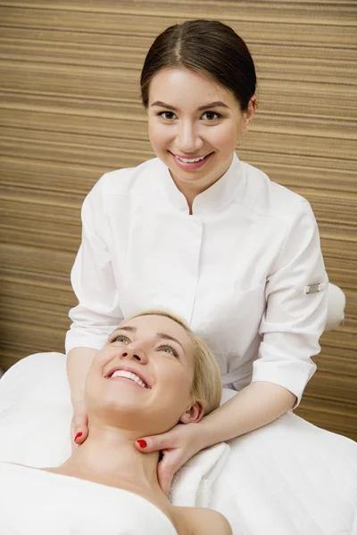 Mujer en el salón de spa — Foto de Stock