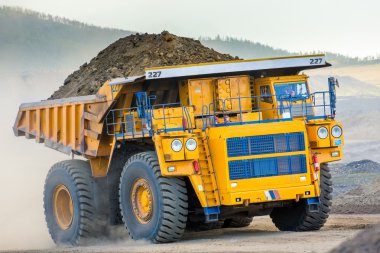 büyük sarı maden kamyonu