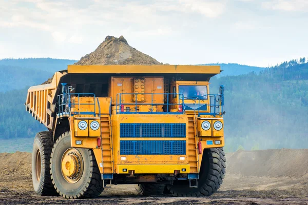 Großer gelber Bergbaulastwagen — Stockfoto