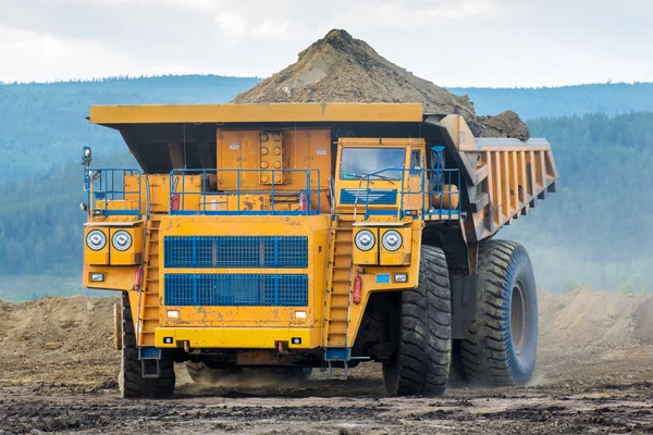 Nagy sárga bányászati, teherautó — Stock Fotó