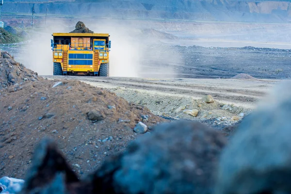 Großer gelber Bergbaulastwagen — Stockfoto