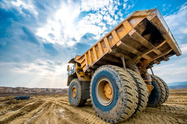 Grande caminhão de mineração amarelo — Fotografia de Stock