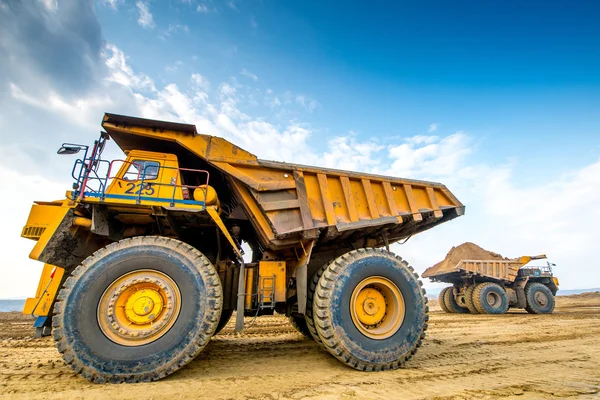 Grande caminhão de mineração amarelo — Fotografia de Stock