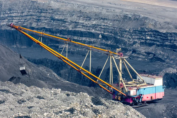 Mineração de carvão em poço aberto — Fotografia de Stock