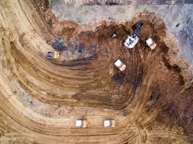 excalator yükleme büyük kamyon