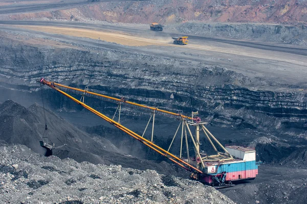 Mineração de carvão em poço aberto — Fotografia de Stock