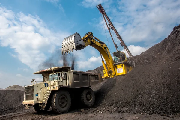 Graafmachine op het werk in open kuil — Stockfoto