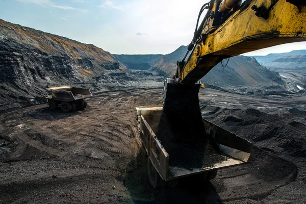 Excavadora en el trabajo a cielo abierto — Foto de Stock