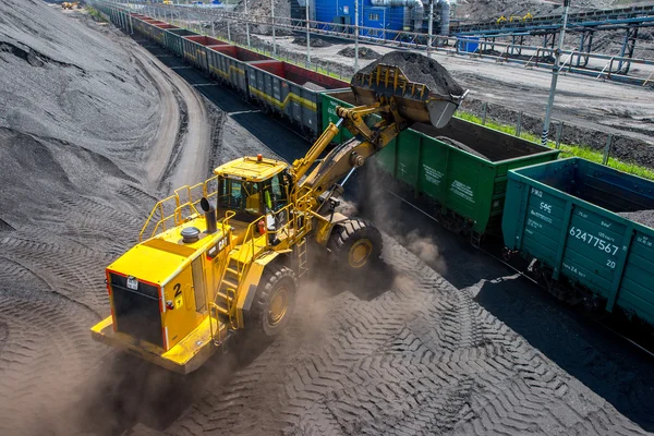 Burytia, Російська Федерація - червень, 2016: навантаження вантажів з вугілля на залізничному вокзалі — стокове фото