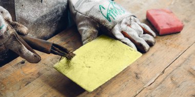 Elinde Altın külçe