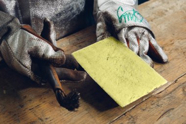 Elinde Altın külçe