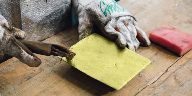 Elinde Altın külçe