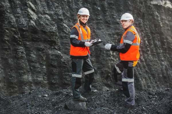 Workers with coal at open pit — Stock Photo, Image