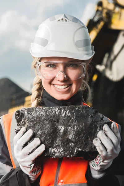 Рабочий с углем в руках — стоковое фото