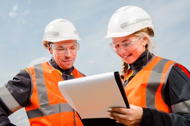 iki kişi çalışıyor