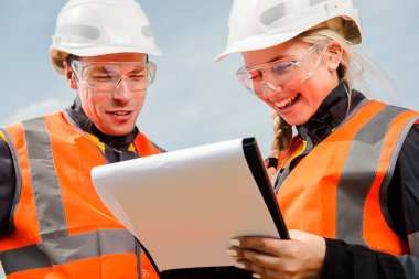 iki kişi çalışıyor