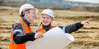 iki kişi çalışıyor