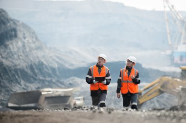 İşçiler kömür açık ocağı ile