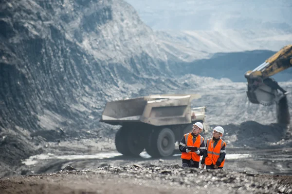 Рабочие с углем на открытой шахте — стоковое фото