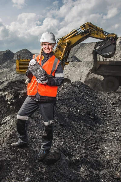 Werknemer met kolen in de handen — Stockfoto