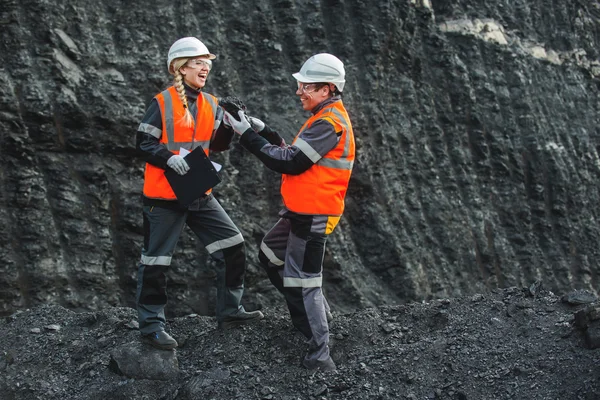 오픈 구 덩이에 석탄 노동자 — 스톡 사진