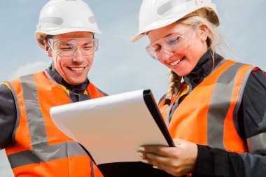 iki kişi çalışıyor